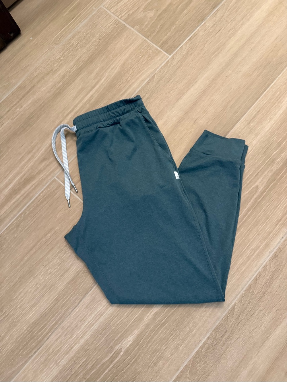 Vuori Performance Jogger in Marsh Heather size S